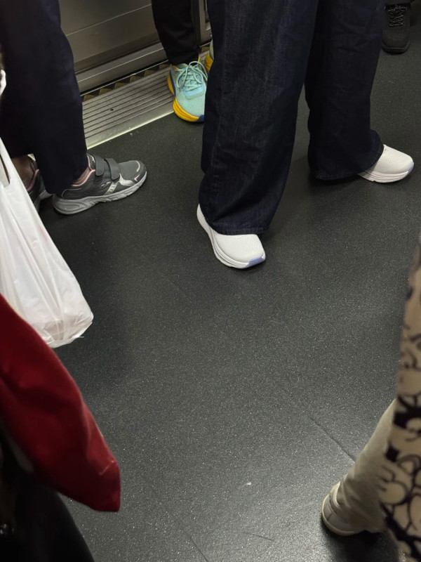 一眼分辨港人！內地客揭「香港制服」特徵：著呢款鞋先係真香港人？