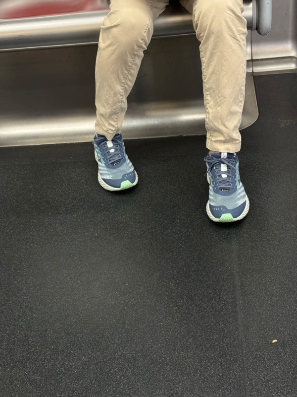 一眼分辨港人！內地客揭「香港制服」特徵：著呢款鞋先係真香港人？