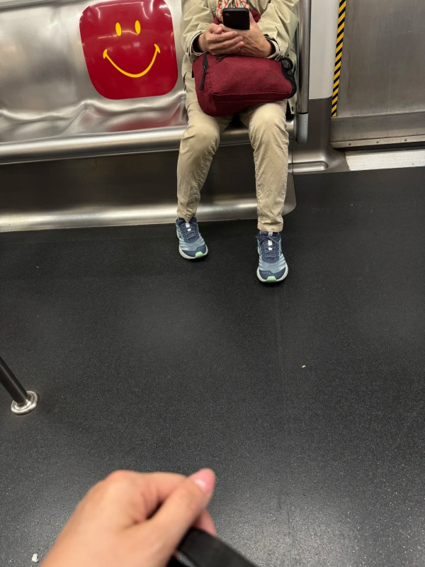 一眼分辨港人！內地客揭「香港制服」特徵：著呢款鞋先係真香港人？