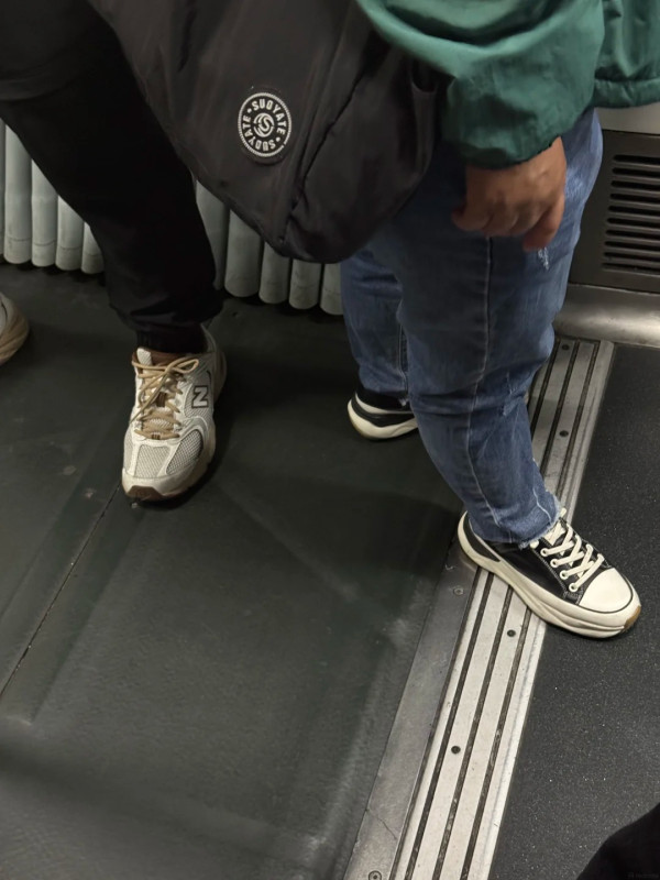 一眼分辨港人！內地客揭「香港制服」特徵：著呢款鞋先係真香港人？