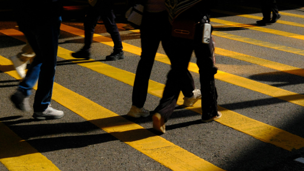 一眼分辨港人！內地客揭「香港制服」特徵：著呢款鞋先係真香港人？