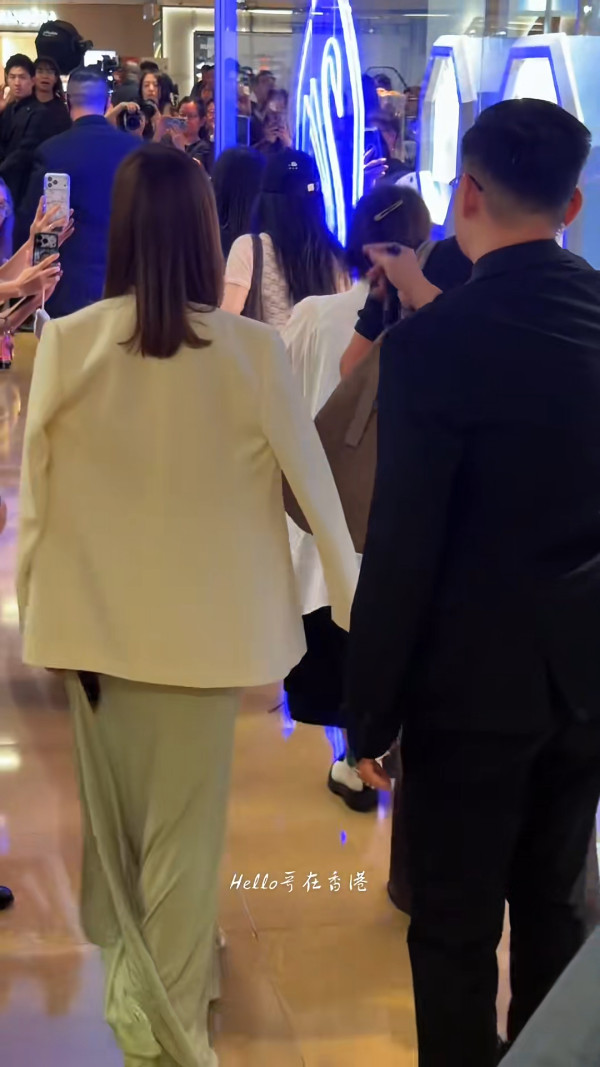 佘詩曼緊身裙生圖真人原來瘦到咁？ 50歲真實身形曝光「腰精」震驚網民