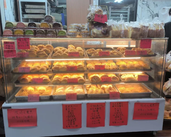 觀塘美食｜街坊餅店抗通漲$20四個麵包！$5買菠蘿包/白汁蘑菇雞包/咖哩牛肉包＋網民讚：真材實料超抵食