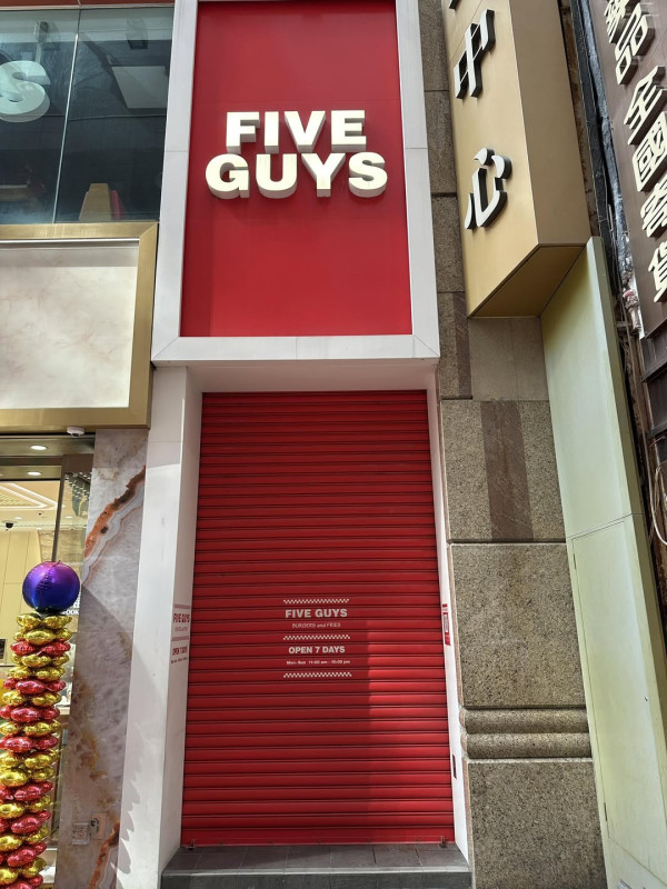 香港知名食家刘晋途经铜锣湾罗素街附近时，发现Five Guys分店突然拉闸停业（图片来源：Facebook@湾仔为食友、）