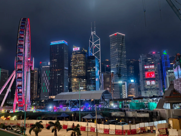 内地客惊叹香港极端割裂感！名店对比街头露宿？港人反击揭1真相