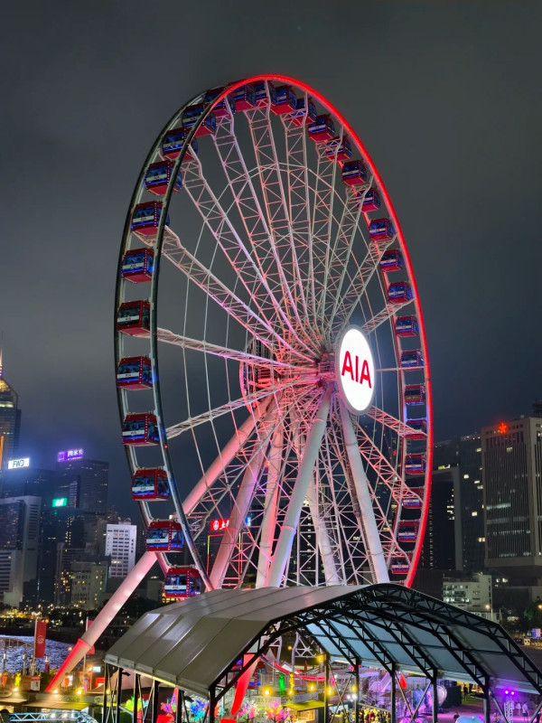内地客惊叹香港极端割裂感！名店对比街头露宿？港人反击揭1真相