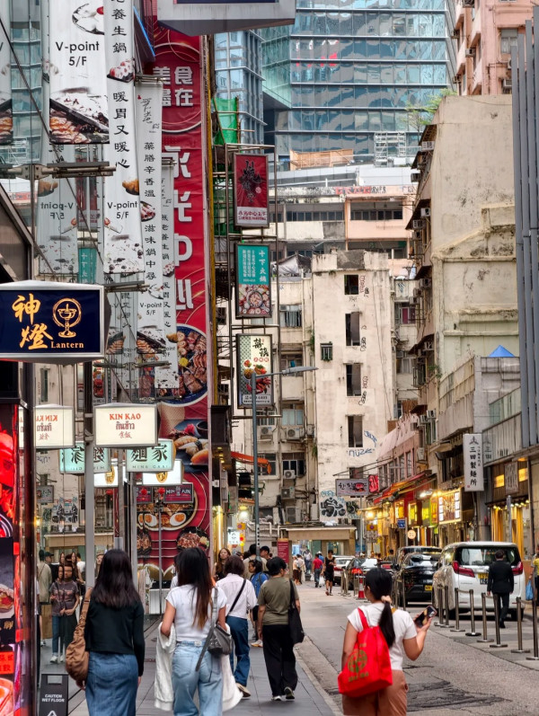 内地客惊叹香港极端割裂感！名店对比街头露宿？港人反击揭1真相