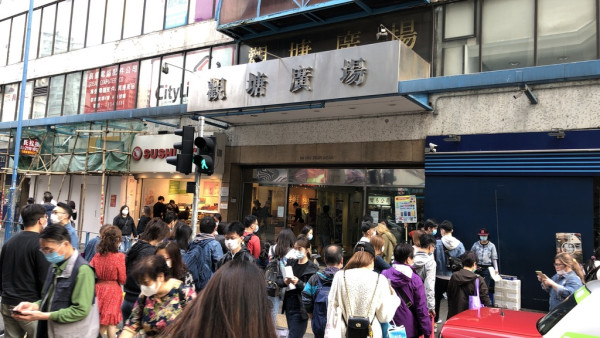 观塘广场惊现“灵堂风”格子铺（图片来源：HKET图库）