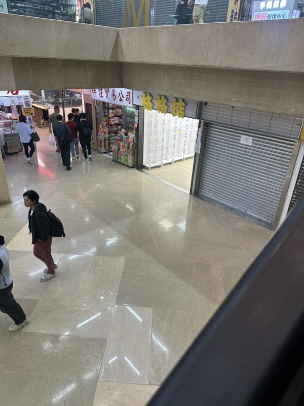 观塘广场惊现“灵堂风”格子铺（图片来源：Facebook@X官塘老母群组）
