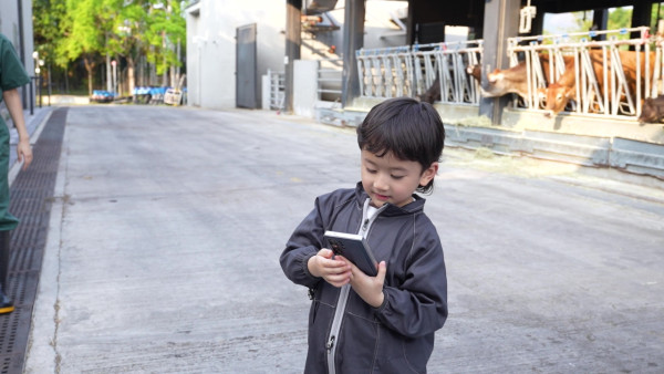AI時代未來實習生｜陳山聰哽咽睇6歲囝囝AI成長片段勁感觸 22歲Jaco撞樣金秀賢勁靚仔
