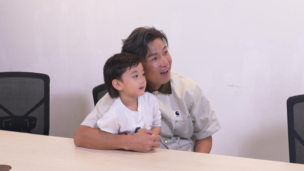 AI時代未來實習生｜陳山聰哽咽睇6歲囝囝AI成長片段勁感觸 22歲Jaco撞樣金秀賢勁靚仔
