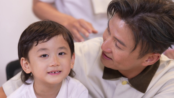 AI時代未來實習生｜陳山聰哽咽睇6歲囝囝AI成長片段勁感觸 22歲Jaco撞樣金秀賢勁靚仔