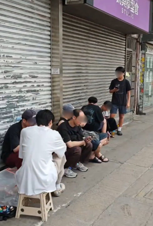 全港多區驚現百人排隊黨！打蛇餅似搶物資 揭瘋搶1款神級玩具早過返工