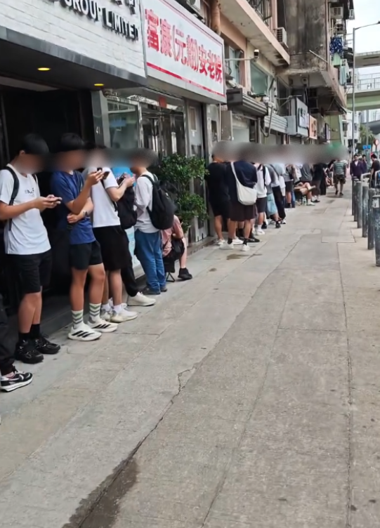 全港多區驚現百人排隊黨！打蛇餅似搶物資 揭瘋搶1款神級玩具早過返工