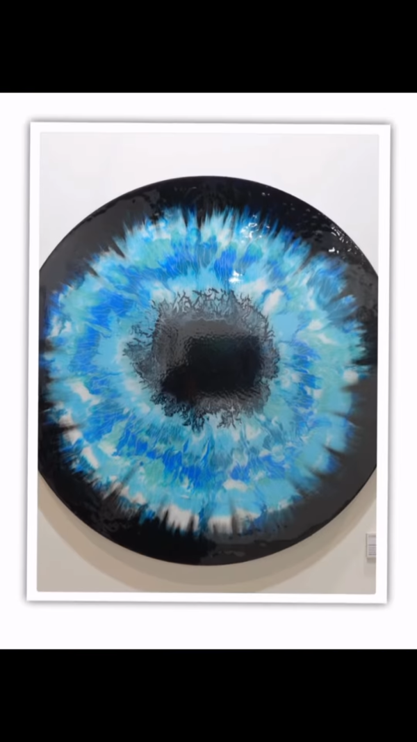Stephy 畫展中的「藍色瞳孔」畫作，來源︰ig︰stboo。