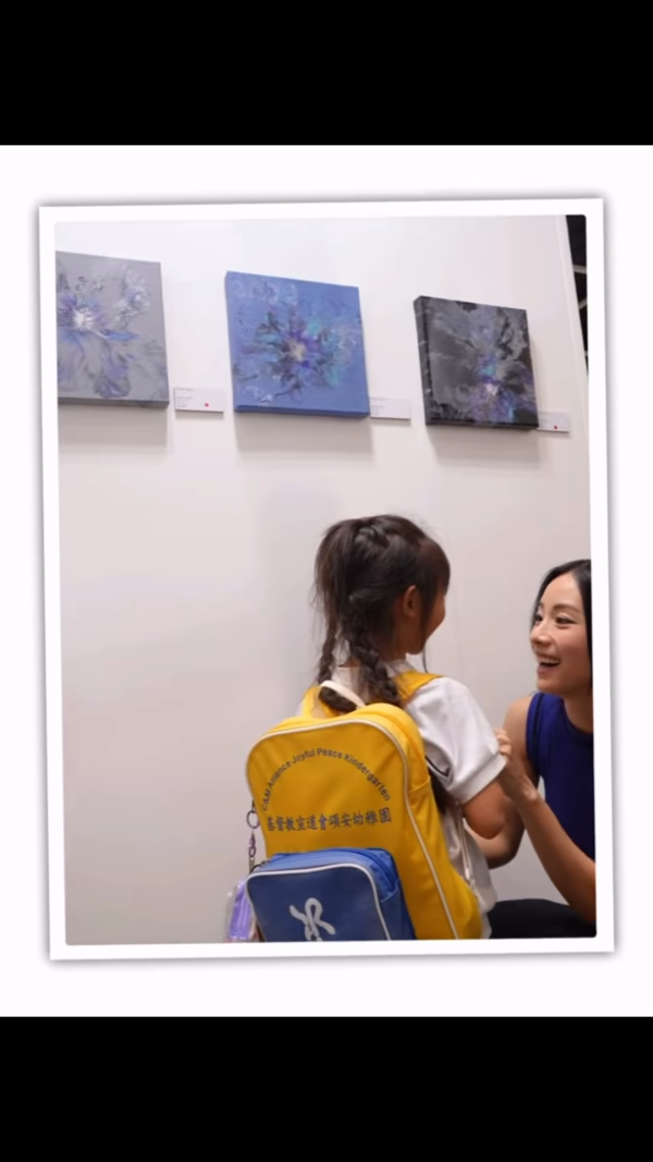 鄧麗欣慈善展親筆畫作捲抄襲爭議？「倒模級」對比圖遭網民狠批9成似