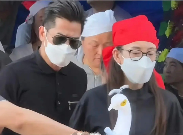 方媛至親家人離世急回鄉辦白事奔喪！郭富城停工現身靈堂戴紅頭巾跪拜