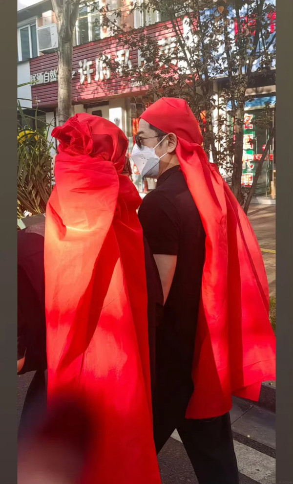 方媛至親家人離世急回鄉辦白事奔喪！郭富城停工現身靈堂戴紅頭巾跪拜