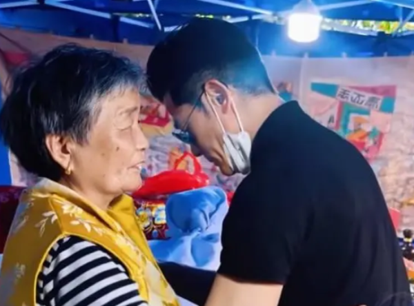 方媛至親家人離世急回鄉辦白事奔喪！郭富城停工現身靈堂戴紅頭巾跪拜