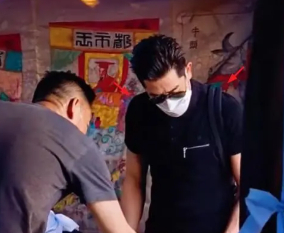 方媛至親家人離世急回鄉辦白事奔喪！郭富城停工現身靈堂戴紅頭巾跪拜