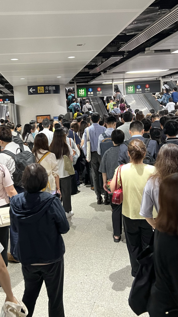 港鐵扶手電梯「攝位」算唔算打尖？網民引爆兩極激辯 揭港人1大專屬潛規則