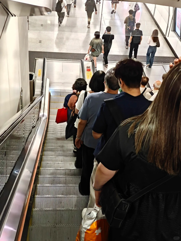 港鐵扶手電梯「攝位」算唔算打尖？網民引爆兩極激辯 揭港人1大專屬潛規則