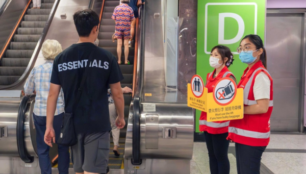港鐵扶手電梯「攝位」算唔算打尖？網民引爆兩極激辯 揭港人1大專屬潛規則
