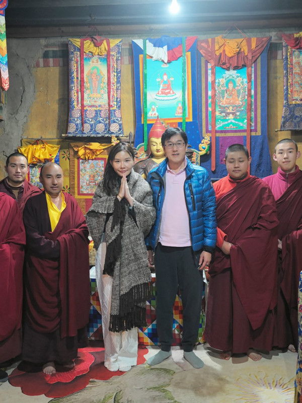 伍索马清扬甜蜜游不丹10日之旅！大方出镜高调放闪！晒祈福法事获喇嘛开光加持
