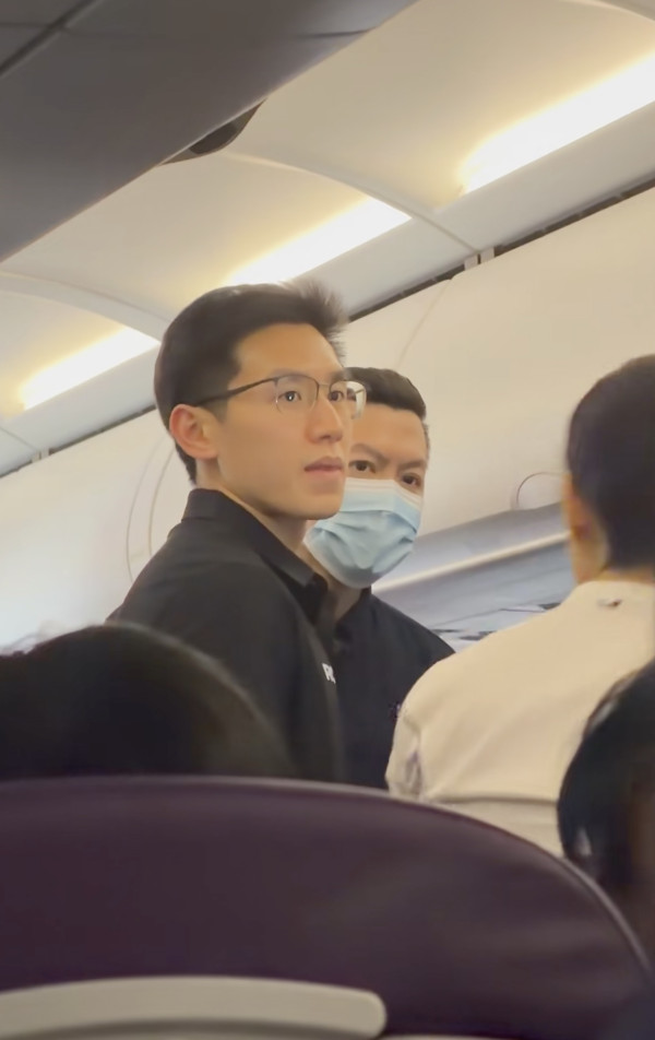 香港飛福岡航班乘客突暈厥 米八港產型男醫生挺身施救獲網民激讚！ 