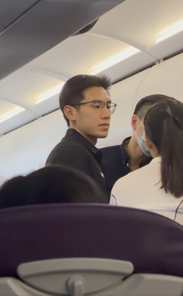 香港飛福岡航班乘客突暈厥 米八港產型男醫生挺身施救獲網民激讚！ 