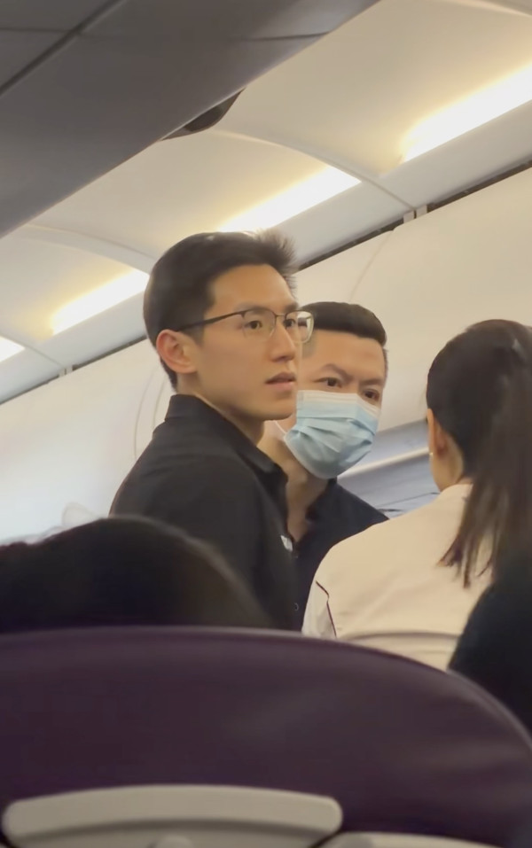 香港飛福岡航班乘客突暈厥 米八港產型男醫生挺身施救獲網民激讚！ 