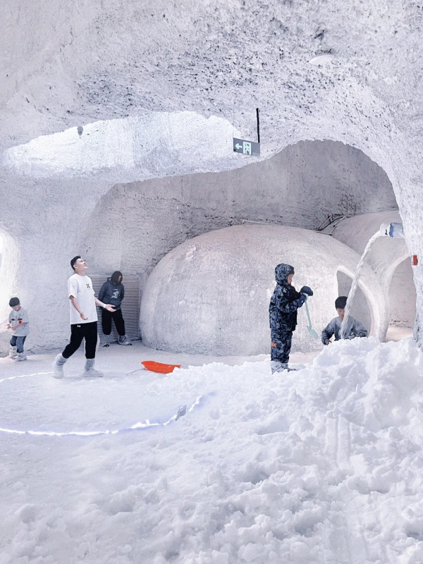 洞見雪色冰雪樂園(圖片來源:小紅書@大寫COCO姐姐) 廣州室內好去處|花都洞見雪色冰雪樂園親子必去!15°C恆溫真雪體驗+2000㎡夢幻冰雪打卡聖地