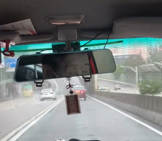 高齡司機疑閉眼駕駛！全家搭的士極驚險 網民促年齡設限：條命喺佢手上