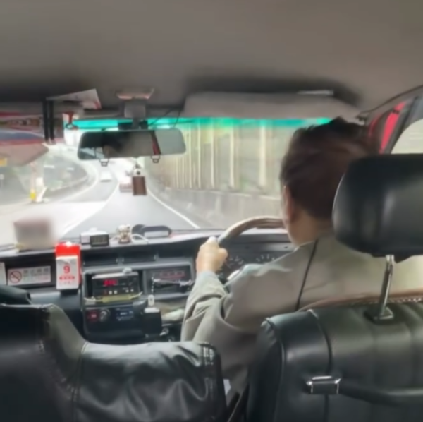 高齡司機疑閉眼駕駛！全家搭的士極驚險 網民促年齡設限：條命喺佢手上