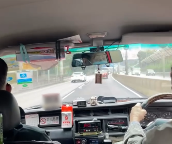高齡司機疑閉眼駕駛！全家搭的士極驚險 網民促年齡設限：條命喺佢手上
