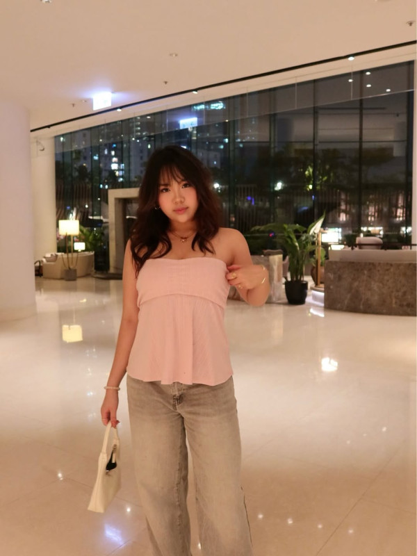 Bob大女儿18岁生日震撼挤胸贺成人礼！超低胸Deep V晒深长事业线引网友哄动