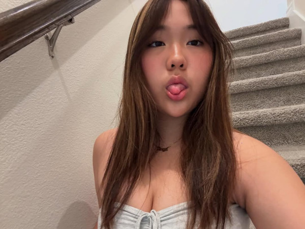 Bob大女儿18岁生日震撼挤胸贺成人礼！超低胸Deep V晒深长事业线引网友哄动