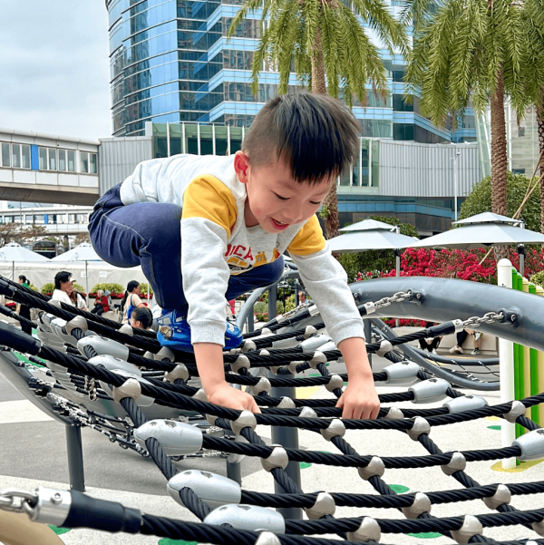 【親子好去處2026】香港11大免費遊樂場推介 佔地3萬呎／旋轉滑梯／38 米長繩網／雲海充氣裝置