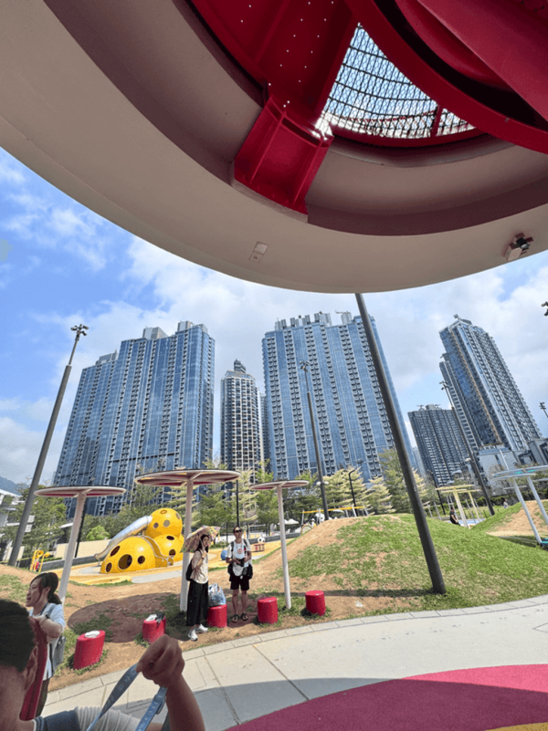 【親子好去處2026】香港11大免費遊樂場推介 佔地3萬呎／旋轉滑梯／38 米長繩網／雲海充氣裝置