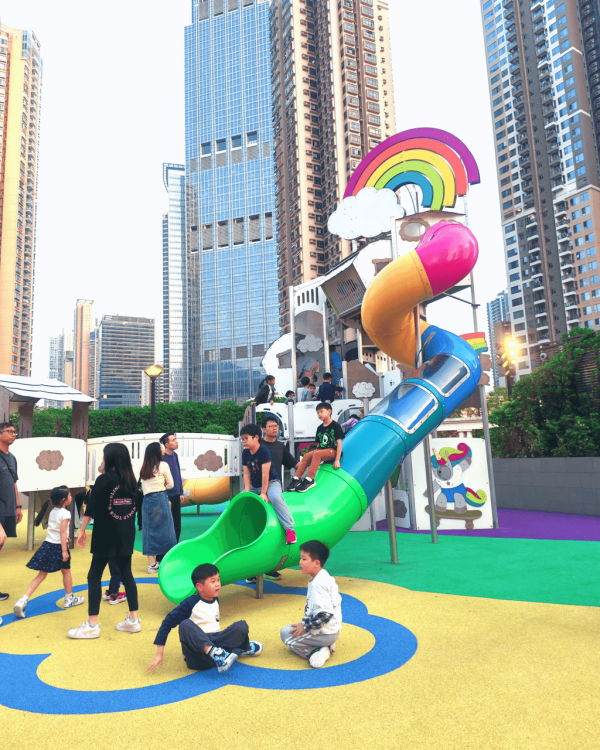 【親子好去處2026】香港11大免費遊樂場推介 佔地3萬呎／旋轉滑梯／38 米長繩網／雲海充氣裝置