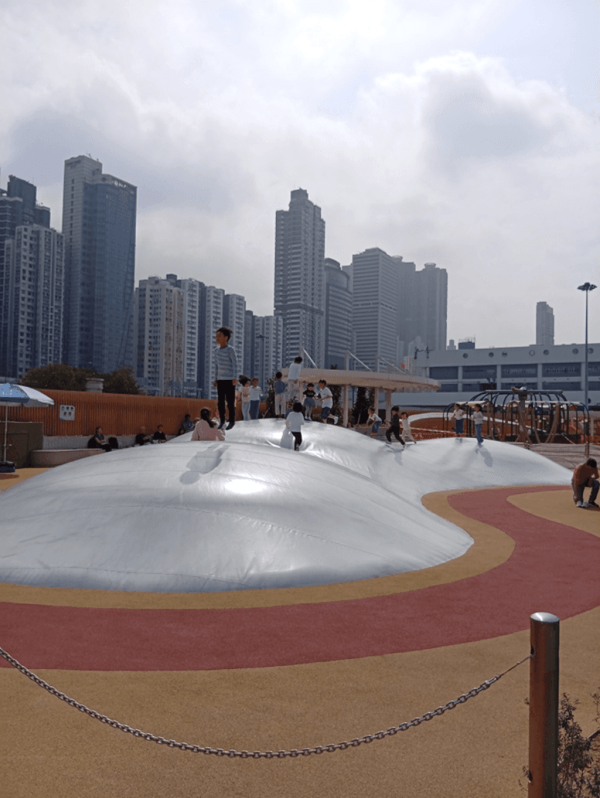 【親子好去處2026】香港11大免費遊樂場推介 佔地3萬呎／旋轉滑梯／38 米長繩網／雲海充氣裝置