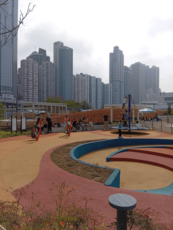【親子好去處2026】香港11大免費遊樂場推介 佔地3萬呎／旋轉滑梯／38 米長繩網／雲海充氣裝置