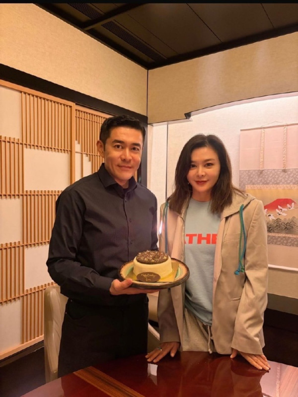 63岁关之琳罕见同框弟弟关世华！姐弟饼印高颜值神复制招牌大眼睛