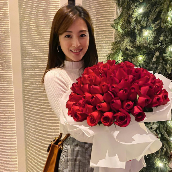  前港姐冠軍胸前性感開窿騷身材！大仔狂拉扯上衣強制封胸險錯手走光