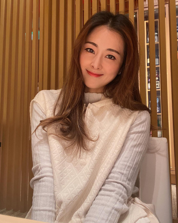  前港姐冠軍胸前性感開窿騷身材！大仔狂拉扯上衣強制封胸險錯手走光