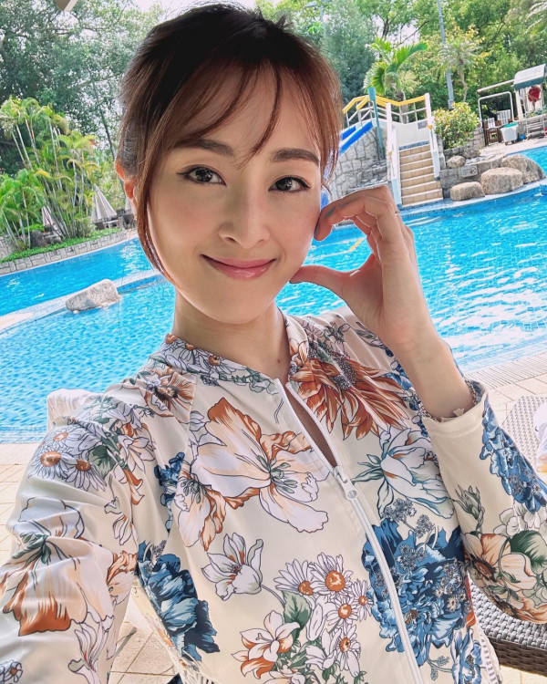  前港姐冠軍胸前性感開窿騷身材！大仔狂拉扯上衣強制封胸險錯手走光