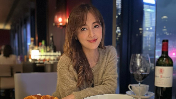  前港姐冠軍胸前性感開窿騷身材！大仔狂拉扯上衣強制封胸險錯手走光