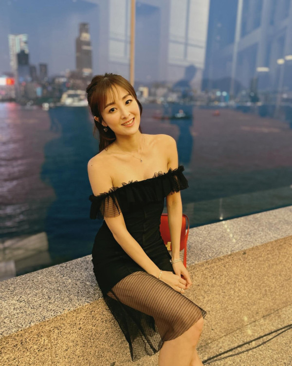  前港姐冠軍胸前性感開窿騷身材！大仔狂拉扯上衣強制封胸險錯手走光