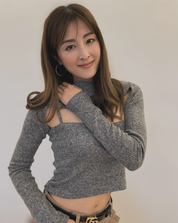 前港姐冠軍胸前性感開窿騷身材！大仔狂拉扯上衣強制封胸險錯手走光