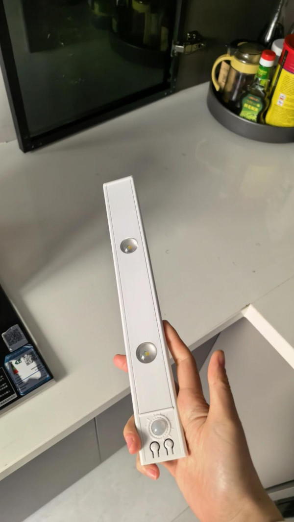 港人激推6.5元“夜尿神器”自动感应小夜灯！大赞山丘光效不刺眼！网友反应两极 苦主狂踩一点：充电充到心累